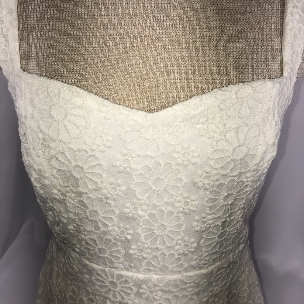 Francesca‘s Off-White Flower Cut-Out Back Dress - Picture 5 of 10